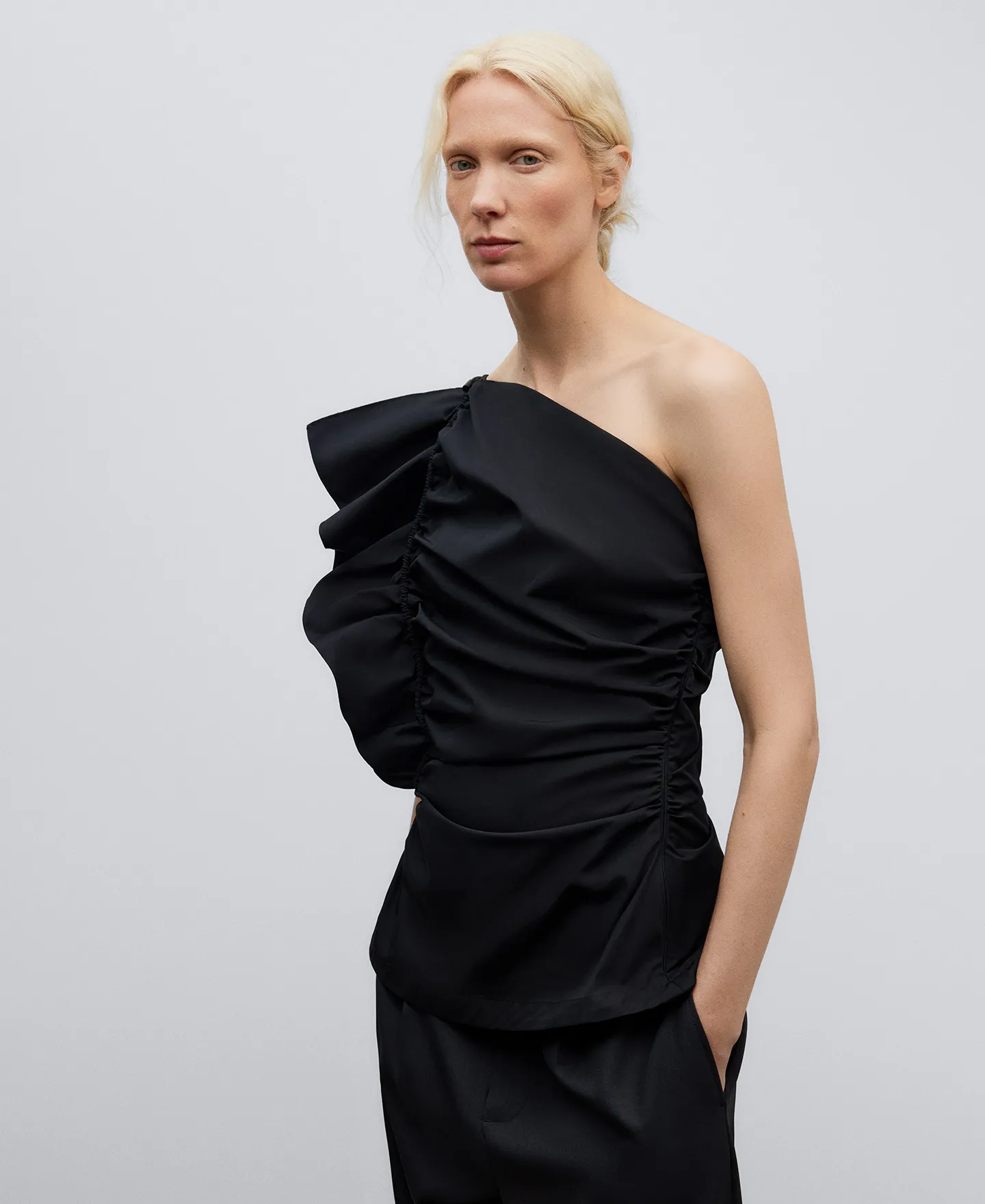 Top escote asimétrico negro mujer